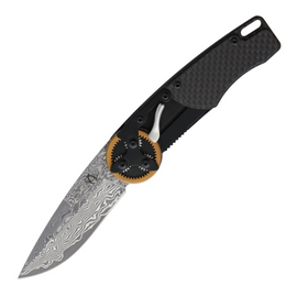 Mantis Gearhead Linerlock Dam CF, a Pocket Knife with a Unique Gear Mechanism. Features a 3-inch Damascus Steel Drop Point Blade and Carbon Fiber Handle.